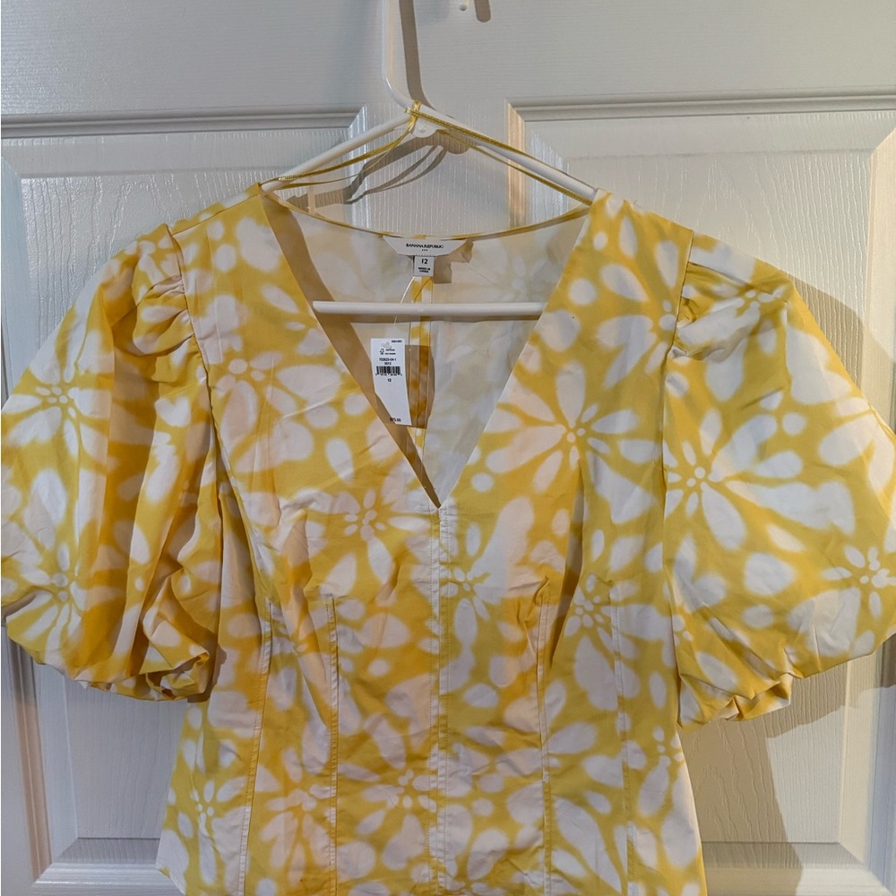 Banana Republic- Yellow Floral Puff-Sleeve V-Neck Top